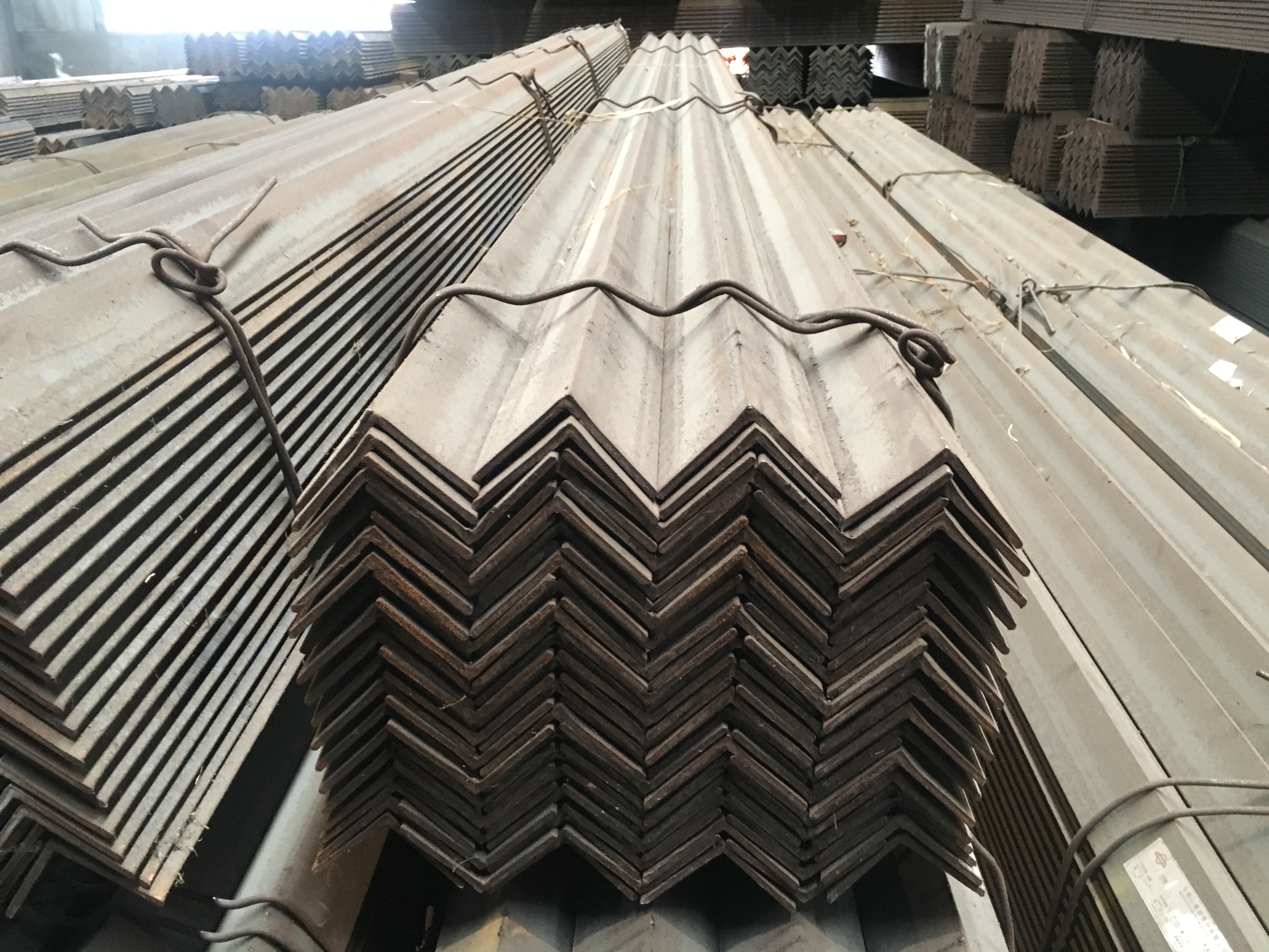 鍍鋅角鋼 角鐵 熱軋三角鐵 國(guó)標(biāo)角鋼